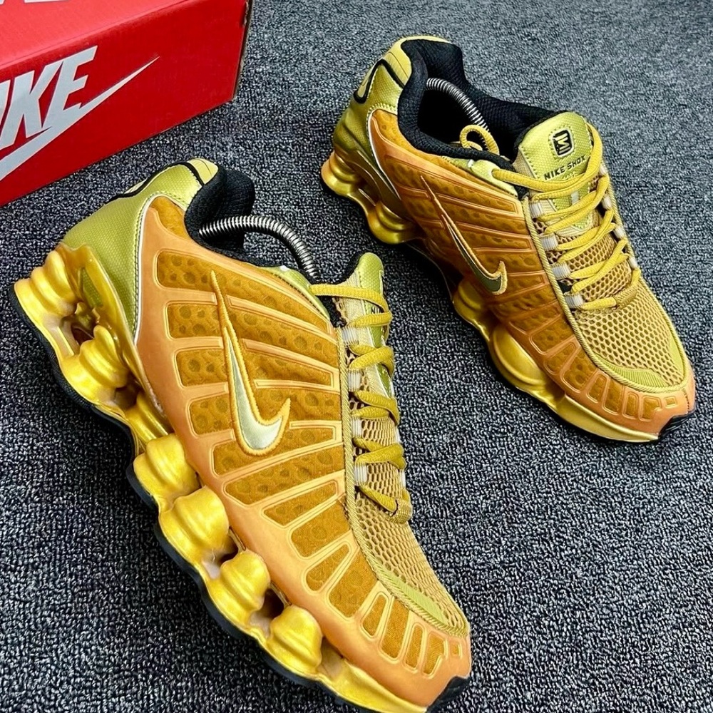 New Nike Men’s Gold/Yellow Shox Running Shoe size 9.5. Beautiful!
